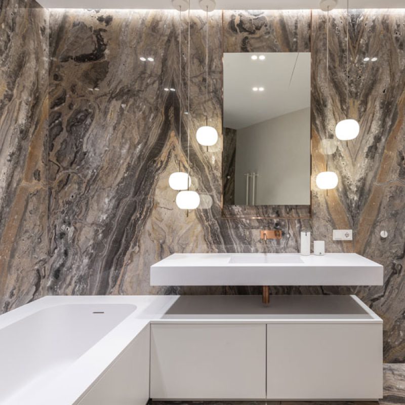 Badezimmer mit spiegelbildlich polierten Platten aus Onyxmarmor