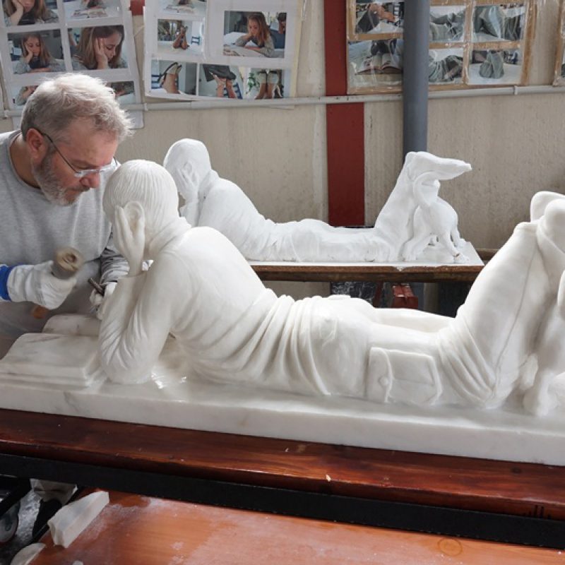 Traditionelle Steinmetzarbeit an einer Skulptur aus weißem Marmor