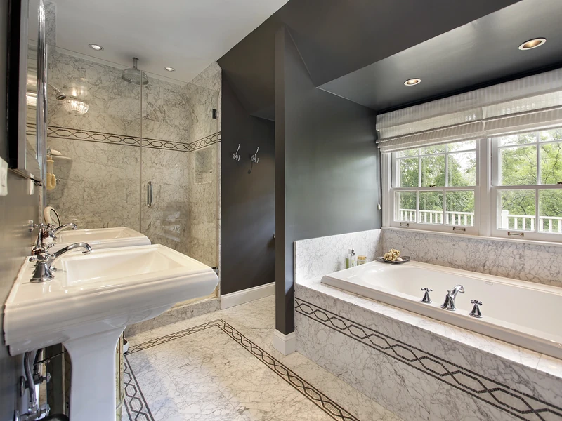 Carrara Marmor Badezimmer – Doppelwaschbecken auf Maß und Regendusche