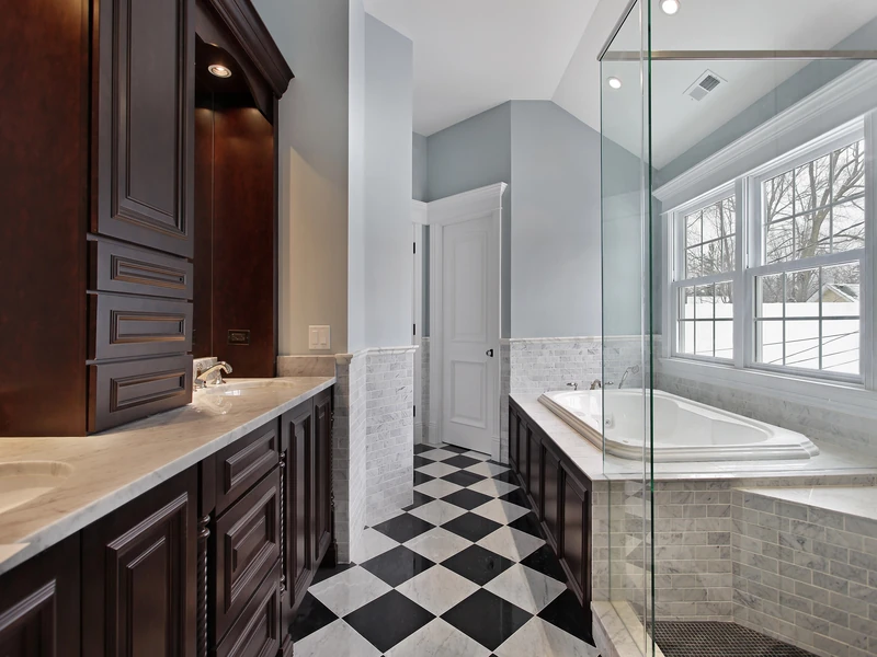 Marmor-Waschtisch auf Maß – Badezimmer mit Schachbrettboden und Glasdusche